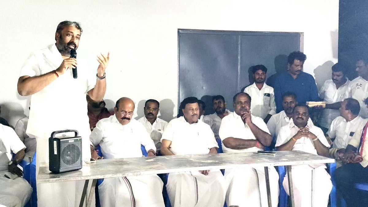PasupathySentha's tweet photo. ADMKவின் கோட்டையான தாராபுரம் சட்டமன்ற தொகுதிக்கு பிரச்சாரம் செய்ய வருகை தரும் கழக பொதுச்செயலாளர் @EPSTamilNadu அவர்களின் நகழ்ச்சி ஏற்பாடுகள் குறித்து #பொன்னாபுரம் பகுதியில் கழக முக்கிய நிர்வாகளுடன் கரூர் மாவட்ட கழக செயலாளர் @KarurKamalOffl கந்துகொண்டு சிறப்பித்தர். #ADMK_ERD https://t.co/T4frarfyFW