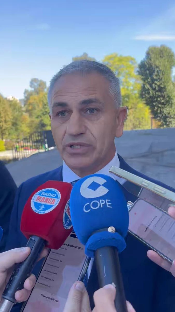 FacetosFans1994's tweet photo. Que grande el jefe de seguridad del @RealOviedo ordenando cacheos para entrar a un entrenamiento. https://t.co/VfjY5oNT7y