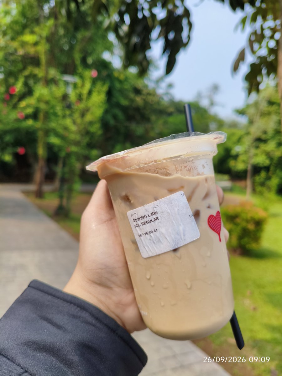 Termenan9kan's tweet photo. My Spanish latte tudei 🤩 

Malam Minggu nih nanti....
Semoga hujan yaaa 🤭 biar adem https://t.co/Fc0qtJZ3L9