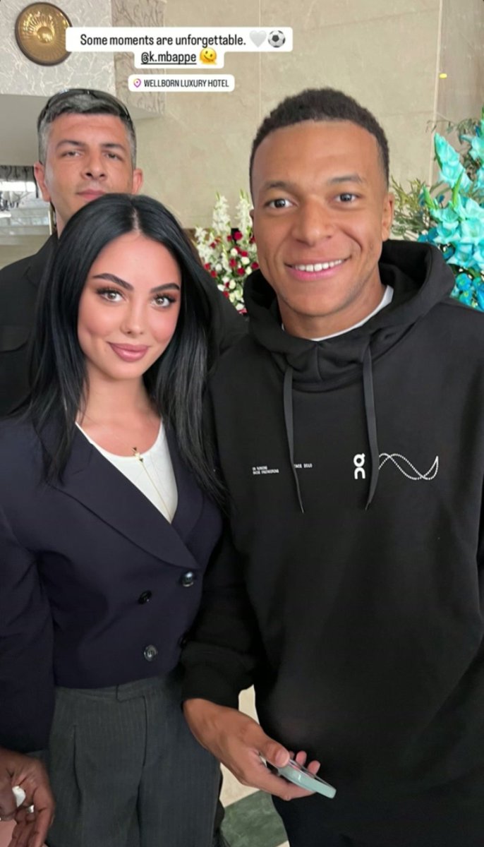lottinsworld's tweet photo. Kylian w fans ❣️ https://t.co/50q6J2mYnG