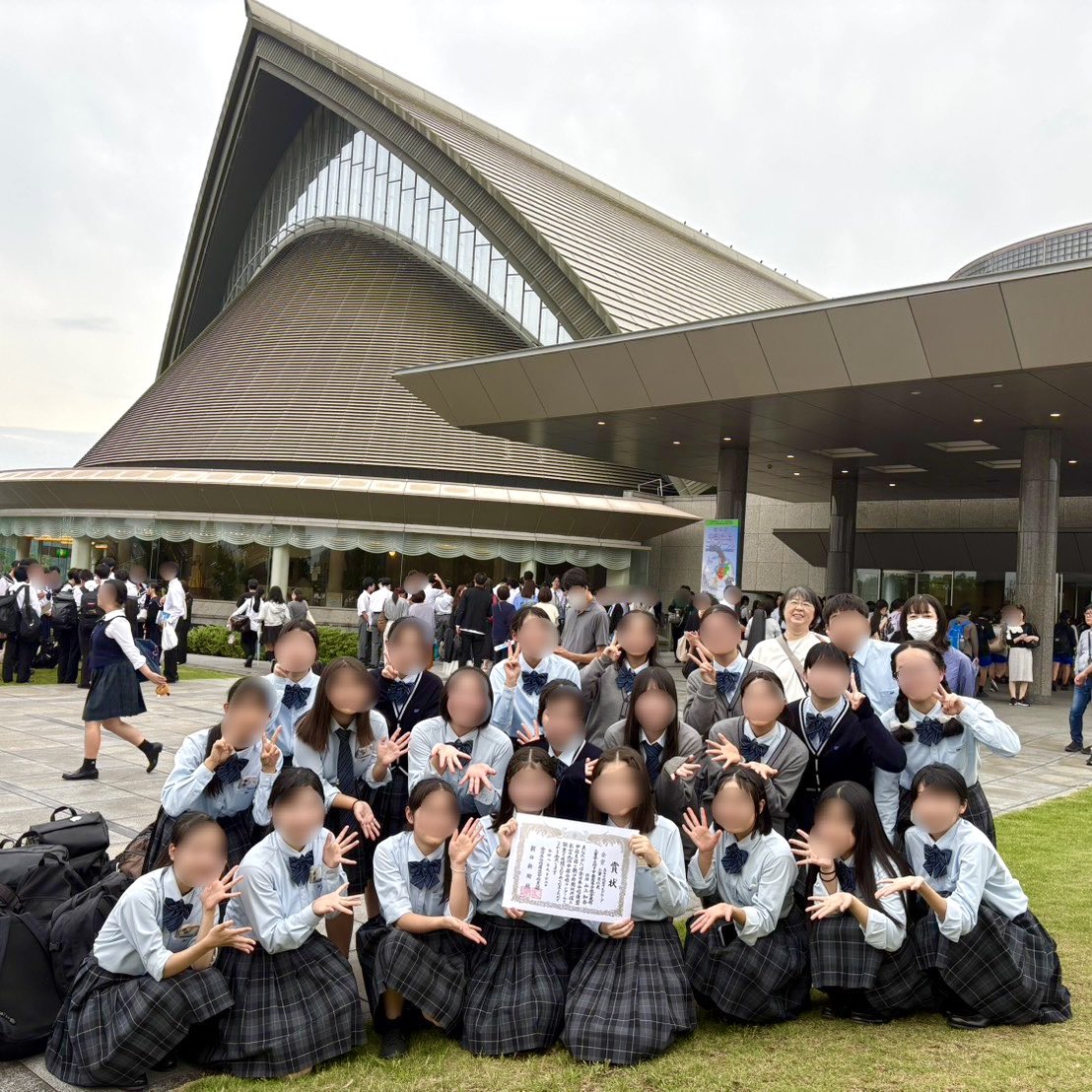 ymmc_ob's tweet photo. 【速報】中部大会「金賞」35年ぶり快挙‼️
第79回全日本合唱コンクール中部支部大会が福井県立音楽堂で開催されました。
四日市南高校音楽部は高校部門・Aグループに出場し、見事「金賞」（13団体中4位）に輝きました‼️
全国大会出場は逃しましたが「中部大会」での金賞は35年ぶりの快挙達成です✨ https://t.co/zQB3GsazhS