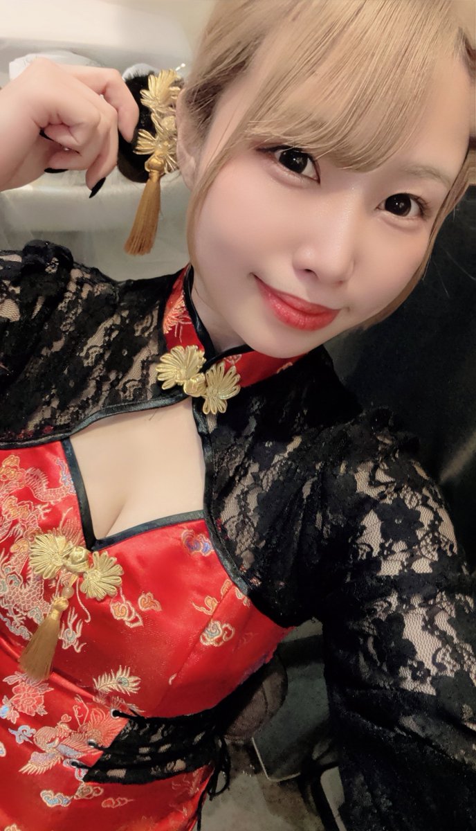 tafncho7's tweet photo. 池袋 麻歌ろん🎤

樹里ちゃんに会いに開店凸

知ってる方達ばかりでみんなで楽しくお話出来ました🎶

チャイナ姿も素敵でした✨

変顔はいらないからねって言っても撮るのが樹里ちゃんっぽい🥹

また顔出すね🎶 https://t.co/znKEFOnqKS