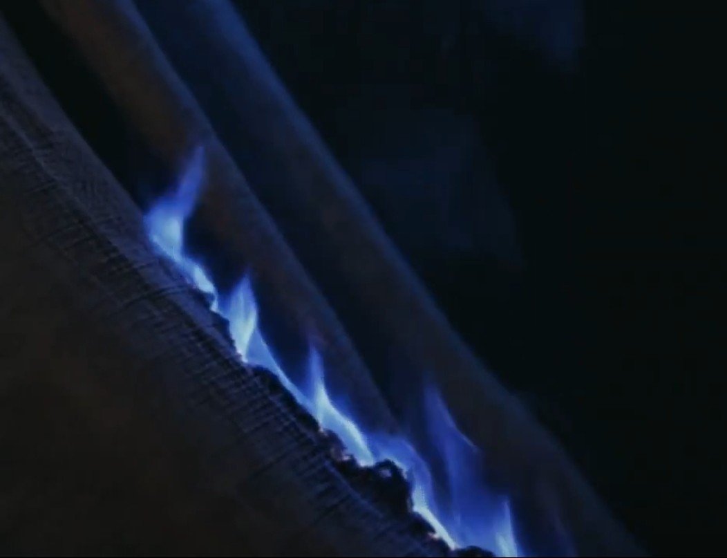 ENHYPEN_as7Only's tweet photo. Yes it was correct now Enhypen is out to find Heeseung .
Could see the same red moon in ENCHINS and in Stuck MV too.
With the same blue fire.
(I was curious why its colour was blue
before)

Credits to @Jullllka19 https://t.co/0tjQXAhFGz