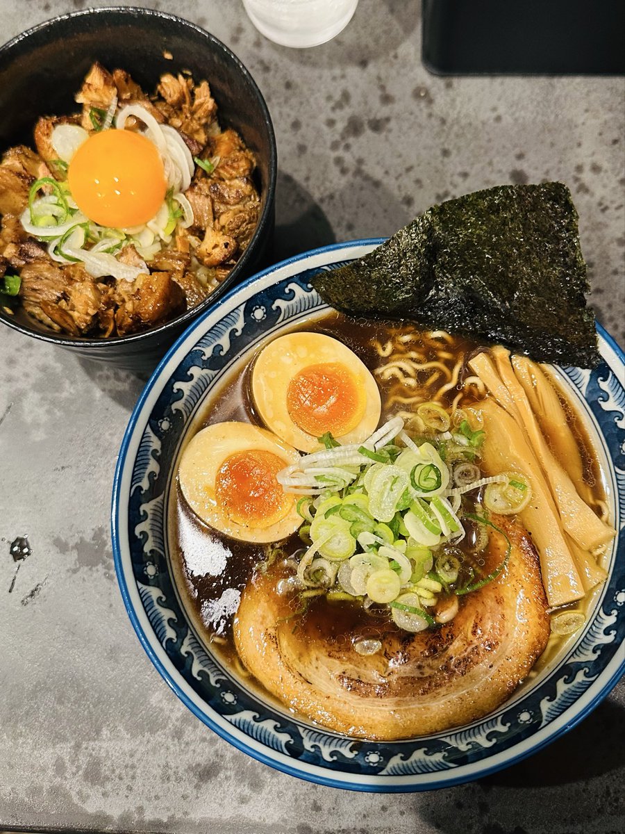 jb02jb74's tweet photo. 高山で頂いた「雷 KAMINARI」の中華そばと炙りミニチャーシュー丼がめちゃくちゃ美味しかった…

美味しさのあまりスープ飲み干してしまったよ…

また食べたい…😍

#高山 #高山ラーメン https://t.co/gidTHvrtLT