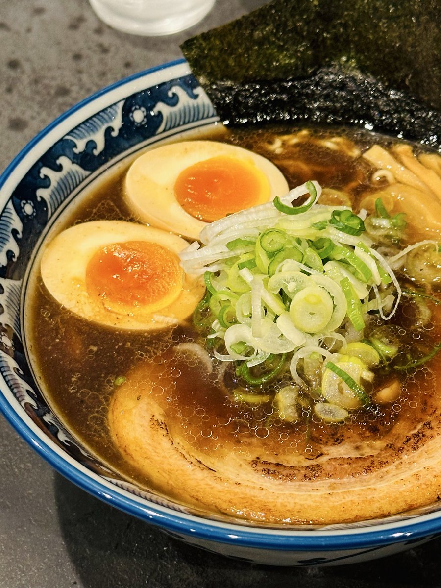 jb02jb74's tweet photo. 高山で頂いた「雷 KAMINARI」の中華そばと炙りミニチャーシュー丼がめちゃくちゃ美味しかった…

美味しさのあまりスープ飲み干してしまったよ…

また食べたい…😍

#高山 #高山ラーメン https://t.co/gidTHvrtLT