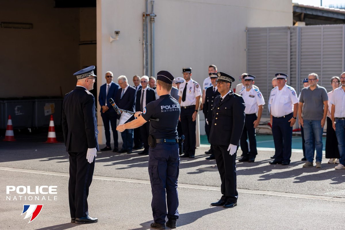 PoliceNat13's tweet photo. #Cérémonie | 📸Mercredi, la cérémonie d'installation du nouveau chef du commissariat et du district de #Martigues, le commissaire divisionnaire Rabah Souchi avait lieu en présence du directeur interdépartemental, Cédric Esson, de la sous-préfète Florence Vilmus et des élus locaux https://t.co/fpT6xm4deD