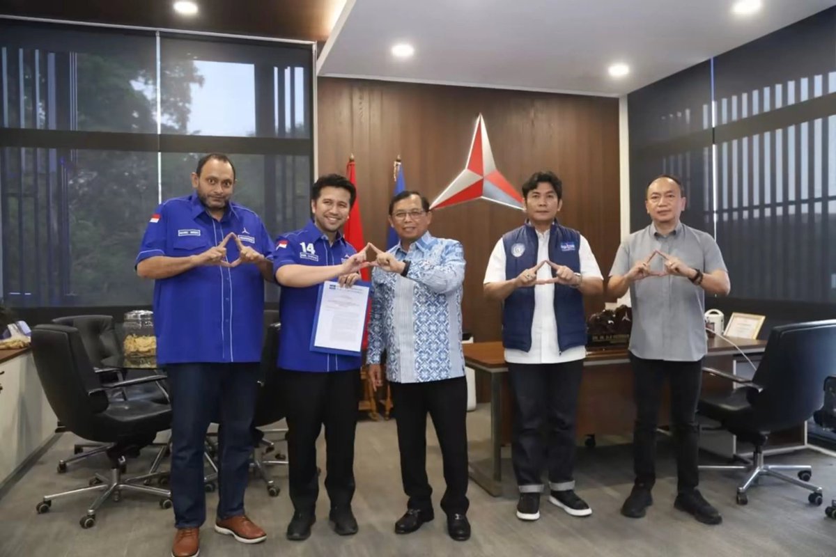 DPCDemokratLA's tweet photo. Sekretaris Jenderal DPP Partai Demokrat, Dr. Ir. H. E. Herman Khaeron, https://t.co/Ba1KDBSGkI., menyerahkan Surat Keputusan (SK) penetapan kepada Ketua DPD Partai Demokrat Provinsi Jawa Timur di Kantor DPP Partai Demokrat, Wisma Proklamasi, Jakarta, Kamis (24/9/2026.

#ahy https://t.co/SDKWKzpqEH