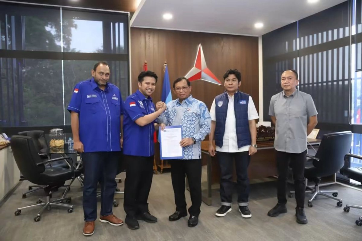 DPCDemokratLA's tweet photo. Sekretaris Jenderal DPP Partai Demokrat, Dr. Ir. H. E. Herman Khaeron, https://t.co/Ba1KDBSGkI., menyerahkan Surat Keputusan (SK) penetapan kepada Ketua DPD Partai Demokrat Provinsi Jawa Timur di Kantor DPP Partai Demokrat, Wisma Proklamasi, Jakarta, Kamis (24/9/2026.

#ahy https://t.co/SDKWKzpqEH
