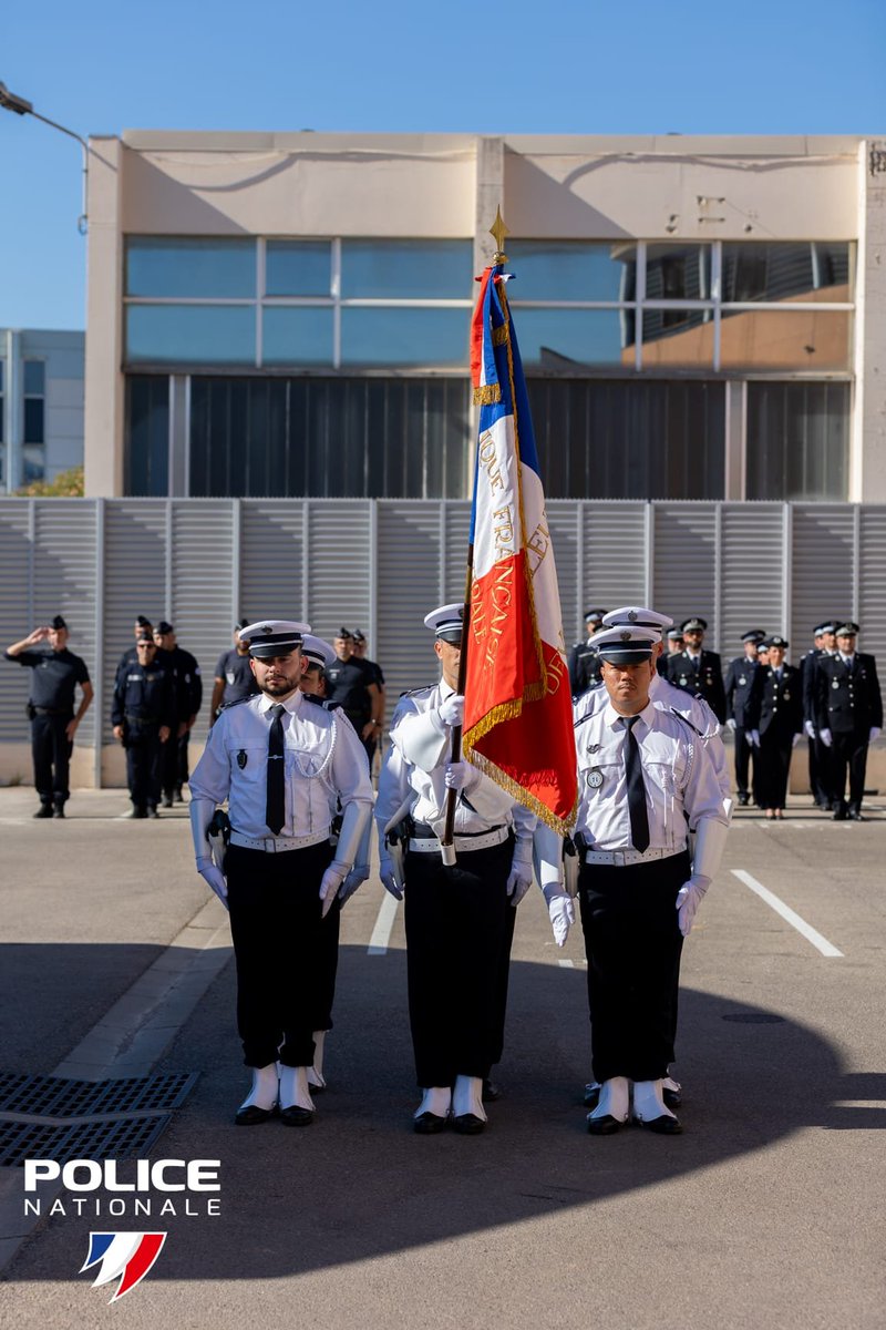 PoliceNat13's tweet photo. #Cérémonie | 📸Mercredi, la cérémonie d'installation du nouveau chef du commissariat et du district de #Martigues, le commissaire divisionnaire Rabah Souchi avait lieu en présence du directeur interdépartemental, Cédric Esson, de la sous-préfète Florence Vilmus et des élus locaux https://t.co/fpT6xm4deD