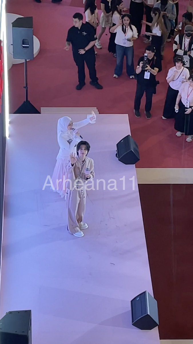 Arheana11's tweet photo. made my day despite how annoyed I was this morning, gosh I’m so glad I got to go 🫶🏼🫶🏼 do come back, Hendery!

#IN2ITMALAYSIA #IN2ITCOSMETICSMY #IN2IT25THANNIVERSARY #IN2ITXHENDERY #HENDERY #WayV_HENDERY #HENDERYinMY #WayV https://t.co/AI2MddaC48