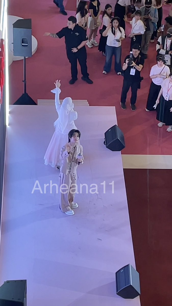 Arheana11's tweet photo. made my day despite how annoyed I was this morning, gosh I’m so glad I got to go 🫶🏼🫶🏼 do come back, Hendery!

#IN2ITMALAYSIA #IN2ITCOSMETICSMY #IN2IT25THANNIVERSARY #IN2ITXHENDERY #HENDERY #WayV_HENDERY #HENDERYinMY #WayV https://t.co/AI2MddaC48