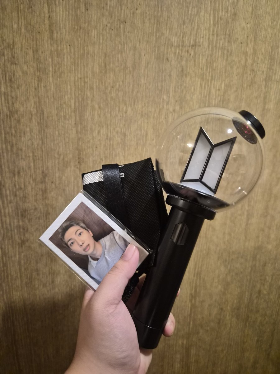 holdmetight's tweet photo. I got my first ever light stick 

THANK YOU SO MUCH PO 😭💜 @STYWLDmoonchild https://t.co/uUE0VwmS2s