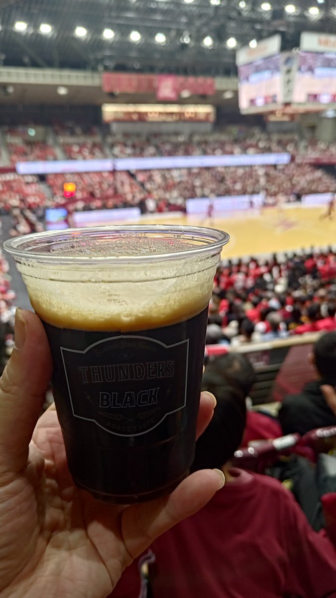 marlbo_game's tweet photo. 少し暗いけど…エール＆ブラック(新)
ラガーも飲んだことあるけど、やはりエールが一番飲みやすいし好きな味でした！
個人的にはエール＞ブラック＞ラガーかな。

#川崎ブレイブサンダース #クラフトビール https://t.co/mOolRgilg9