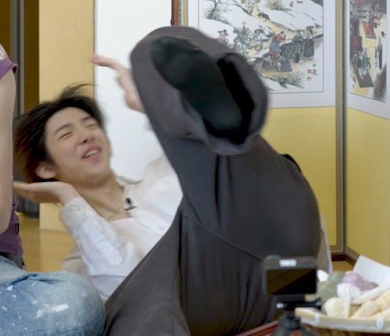 KpopSockMales tweet picture