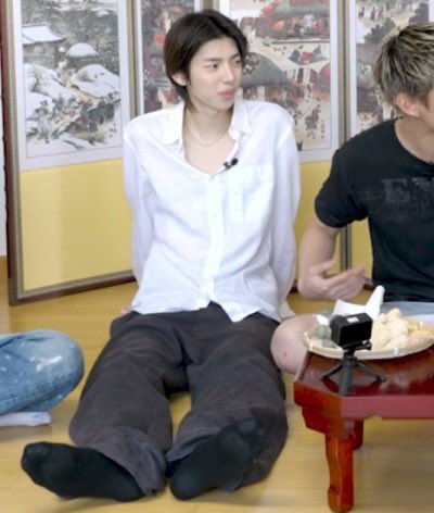 KpopSockMales tweet picture