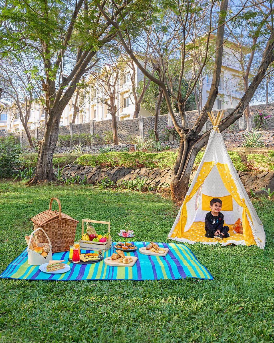 GatewayNashik's tweet photo. Delight in joyful picnic moments amidst the verdant lawns of Gateway Nashik, where a thoughtfully curated spread is laid out for your indulgence, accompanied by endless laughter, cosy moments and picturesque views.

For reservations, please call us on 0253 669 2300. https://t.co/vSNSg5impA