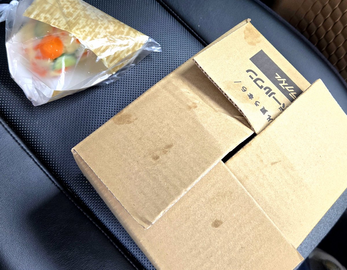 YOUTTY615's tweet photo. 【今日はオサボリ #おうちごはん】

　足を伸ばして🚗TV紹介される
　精肉店の揚げ物を初実食😋
　限定200個のメンチ買えました🍴
　ハムカツ、コロッケ、ポテサラ。
　段ボール箱とビニール袋とは
　ちょっと新鮮でした😆
　ジューシー食べ堪え十分🎶
#ミート·ショップ大嶋屋 #筑西市
#メンチカツ https://t.co/LZtnHMiuAz