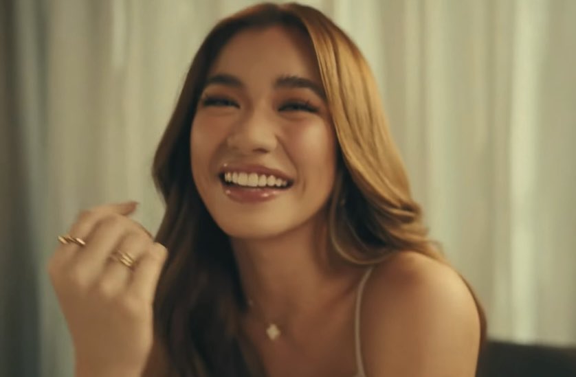 iahsgf's tweet photo. her smile??? i’m weak 😭 https://t.co/0N9V6fb8n1