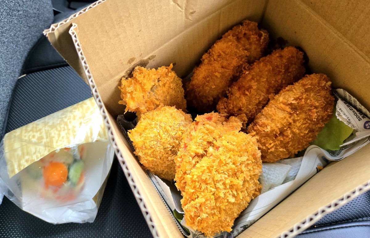 YOUTTY615's tweet photo. 【今日はオサボリ #おうちごはん】

　足を伸ばして🚗TV紹介される
　精肉店の揚げ物を初実食😋
　限定200個のメンチ買えました🍴
　ハムカツ、コロッケ、ポテサラ。
　段ボール箱とビニール袋とは
　ちょっと新鮮でした😆
　ジューシー食べ堪え十分🎶
#ミート·ショップ大嶋屋 #筑西市
#メンチカツ https://t.co/LZtnHMiuAz