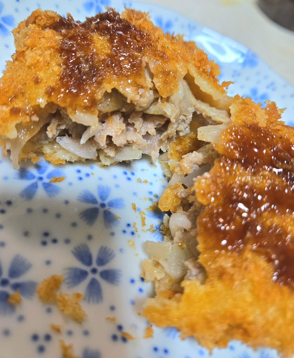 YOUTTY615's tweet photo. 【今日はオサボリ #おうちごはん】

　足を伸ばして🚗TV紹介される
　精肉店の揚げ物を初実食😋
　限定200個のメンチ買えました🍴
　ハムカツ、コロッケ、ポテサラ。
　段ボール箱とビニール袋とは
　ちょっと新鮮でした😆
　ジューシー食べ堪え十分🎶
#ミート·ショップ大嶋屋 #筑西市
#メンチカツ https://t.co/LZtnHMiuAz