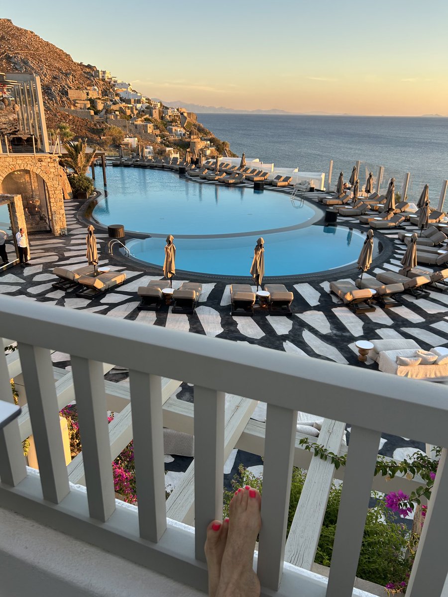 bel_lelli's tweet photo. Chairman’s Club Royal LePage National top 1% Retreat Mykonos #RoyalLepage #BelindaLelliTeam #toprealestateteam #toprealtors #grateful https://t.co/E9FVaXl1AJ