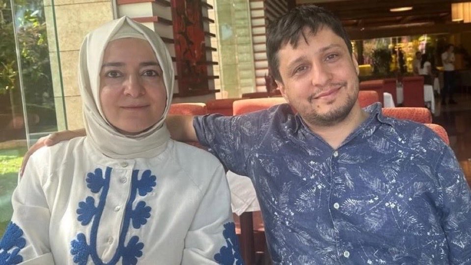 toplumsal197's tweet photo. Yeni Parti Sözcüsü Zeynel Emre: 

“AKP Genel Başkan Yardımcısı Fatma Betül Sayan Kaya. 

8 Nisan’da başlıyor. Özat hissesinden 250.000 adet almış, eylül ayına gelindiğinde 4.482 TL’den satmış. 

63.359.000 TL para yatırmış, 1.344.000.000 TL çekmiş.

İlyas Kaya, hanımefendinin eşi. 255 TL’den 155.000 adet hisse almış, 4.482 TL’den satmış. 99.687.000 TL yatırmış, 826 milyon TL çekmiş.”