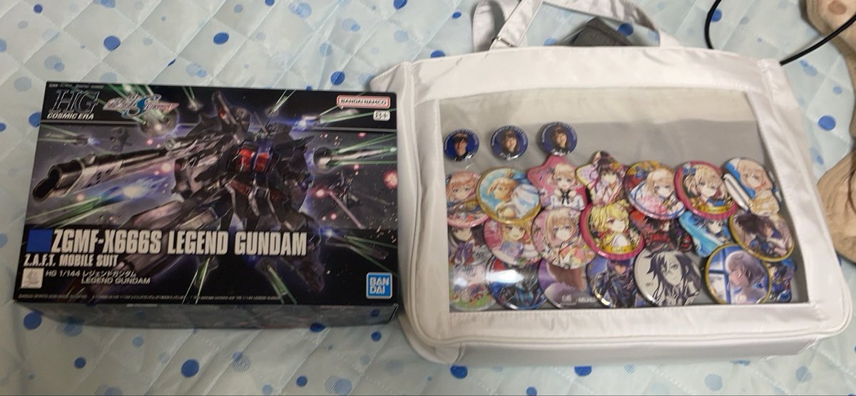 takenabe0505's tweet photo. 一昨日、イオンモール日の出にてガンプラと痛バッグを買ってました
レジェンドガンダムはストライクフリーダムガンダムとのディスプレイが出来るので買って良かったと思う
痛バッグはボロボロになっていたので、新しく買った
満足したと思う！
#痛バッグ
#ガンダムseeddestiny
#レジェンドガンダム https://t.co/eY0cRa1Z9l