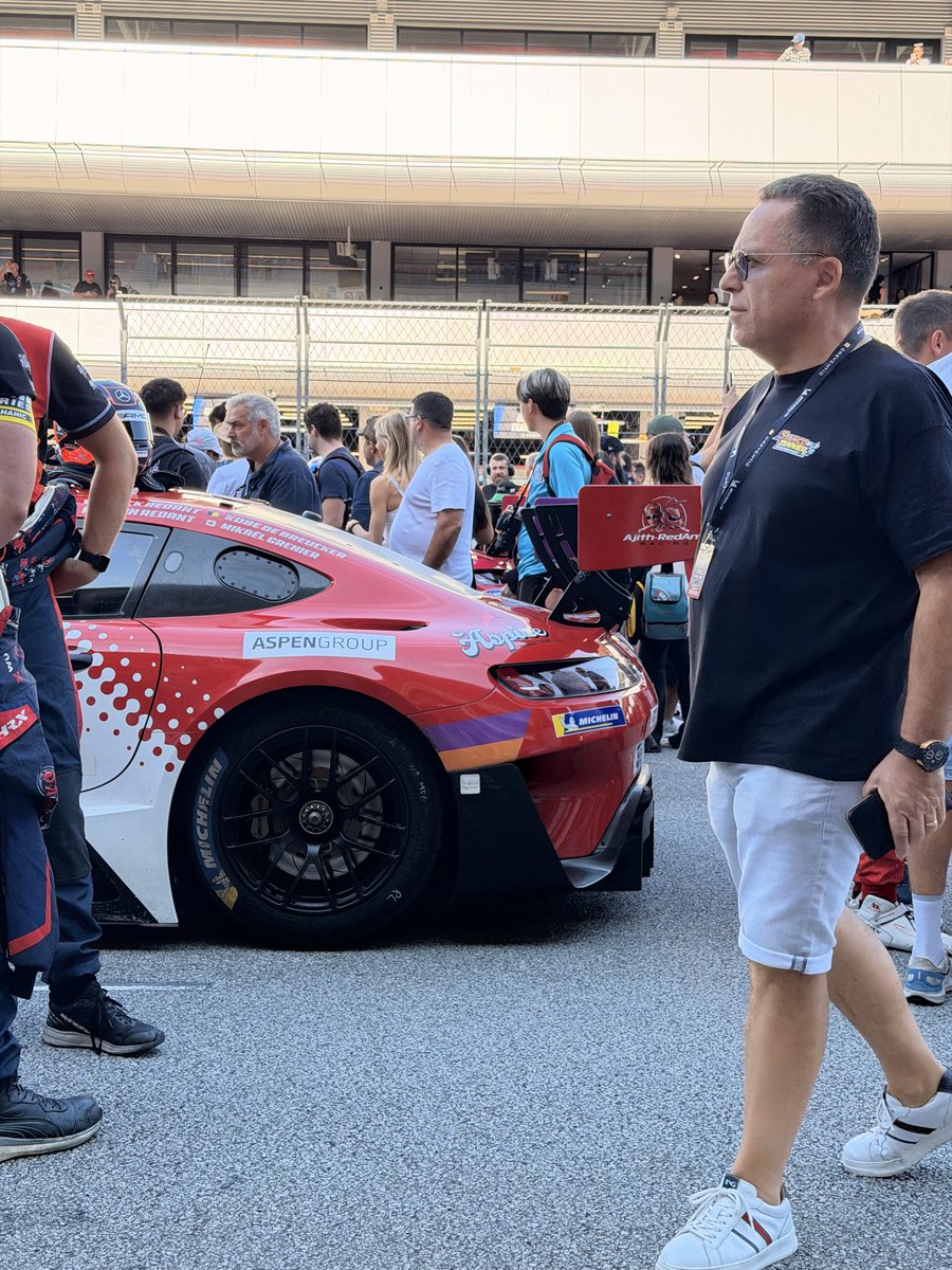 _rengarok_'s tweet photo. @arianoarun @DareAzar25 @Akracingoffl @ajithFC @TFC_mass @AkTeamOnline @dheenaiyakam @TAFC_2013 Clicked during the start grid walk and let AI do the rest bro! 🙌🏻 https://t.co/rGSWH9eaeo