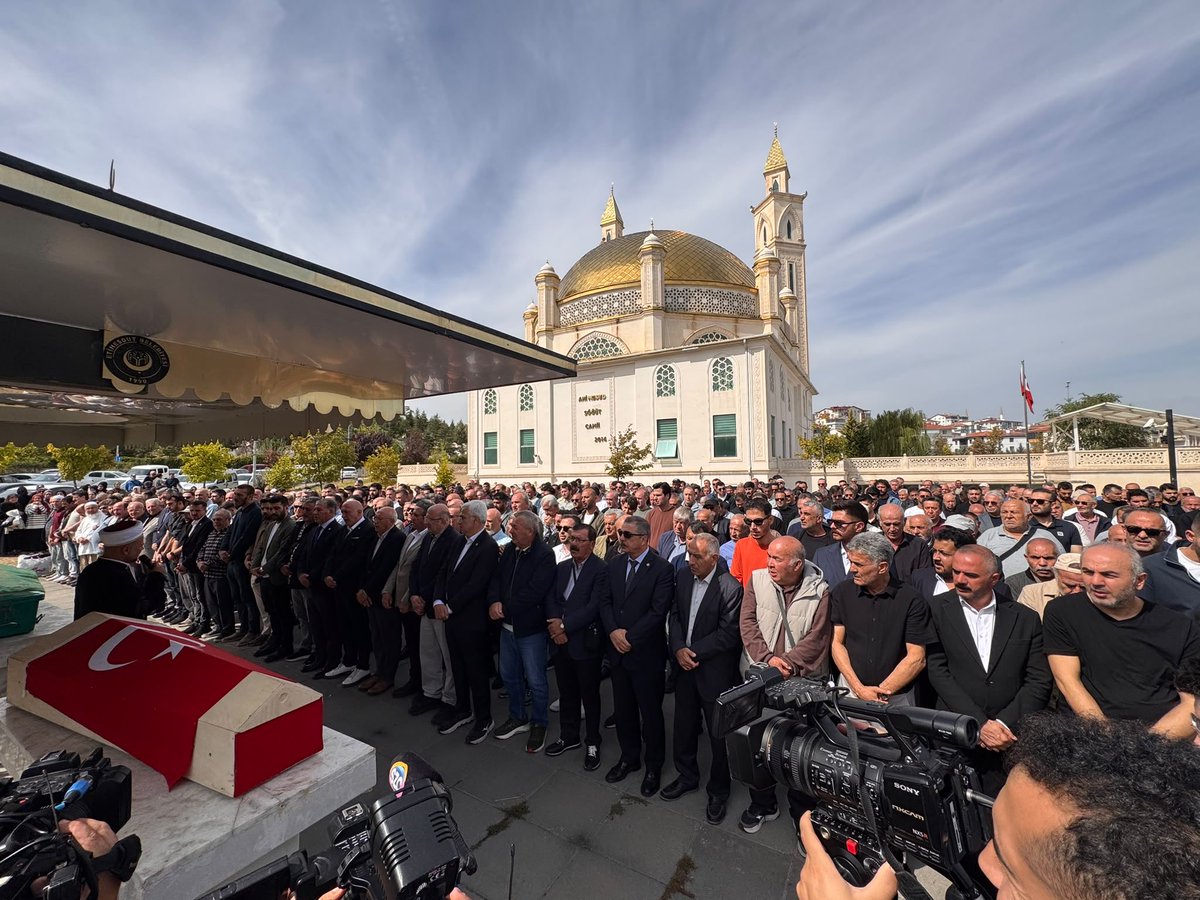 cenginyurt52's tweet photo. Anayasa mahkemesinin önünde hak mücadelesi verirken intihar eden,Emekli Polis memuru Ali Şekeroğlu ‘nun cenazesine Yeni Parti Grup Başkan Vekili Murat Emir,Genel Başkan Yardımcısı Utku Çakırözer ve İzmir Milletvekili Salih Uzun’la katıldık.
Mekanı cennet olsun. https://t.co/7Biw41ubBy