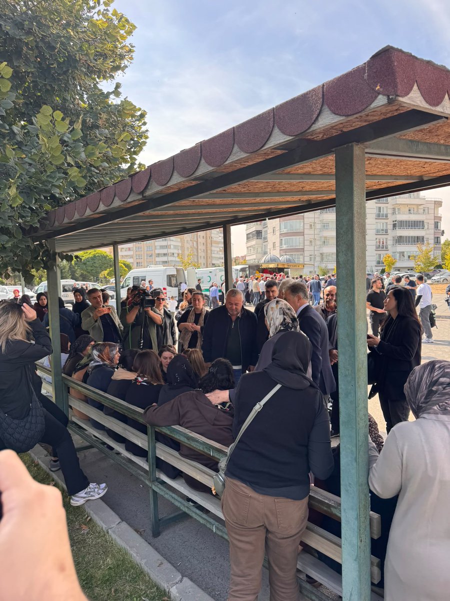 cenginyurt52's tweet photo. Anayasa mahkemesinin önünde hak mücadelesi verirken intihar eden,Emekli Polis memuru Ali Şekeroğlu ‘nun cenazesine Yeni Parti Grup Başkan Vekili Murat Emir,Genel Başkan Yardımcısı Utku Çakırözer ve İzmir Milletvekili Salih Uzun’la katıldık.
Mekanı cennet olsun. https://t.co/7Biw41ubBy