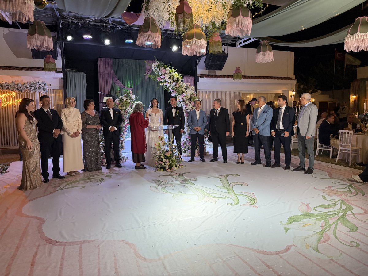 cesmeakparti's tweet photo. İlçe Teşkilatı olarak İlçe Başkanımız Sn.Pınar AYYILDIZ ÖZEN’in değerli kızı İrem Zeynep ÖZEN’in düğün merasimine katılım sağladık.

İrem &amp; Vehbi çiftimizi tebrik eder, mutluluklarının ebedî olmasını dileriz.
@Bilalsaygili @pinarozen76 @EmreNasr6 @akpartiizmir https://t.co/fnG05MdbiC