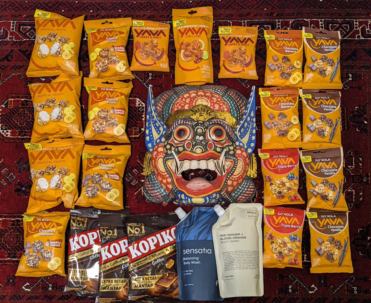 sareva02's tweet photo. チシノさん恒例のお土産並べの儀を謹んで執り行いました。

民藝品と食品&amp;日常品です。

チーク材の器やカトラリー、アタ製の籠複数と鍋敷き&amp;コースター。木彫の仮面、職人の手仕事でスタンプ(チャップ)されたバティック。

ご存知のKOPIKOとYAVAのスナック各種、センセイシャのボディソープ2種。 https://t.co/3gpJz3fwfT