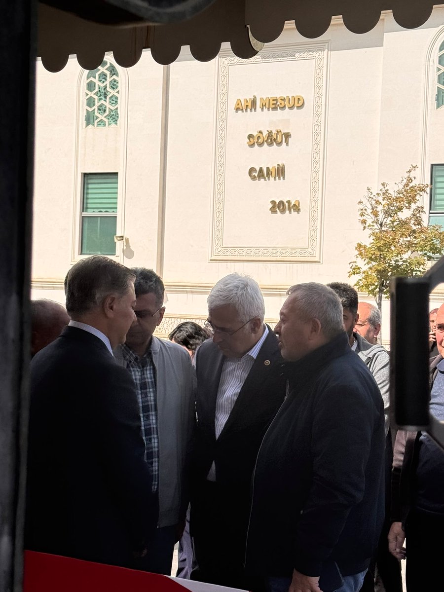 cenginyurt52's tweet photo. Anayasa mahkemesinin önünde hak mücadelesi verirken intihar eden,Emekli Polis memuru Ali Şekeroğlu ‘nun cenazesine Yeni Parti Grup Başkan Vekili Murat Emir,Genel Başkan Yardımcısı Utku Çakırözer ve İzmir Milletvekili Salih Uzun’la katıldık.
Mekanı cennet olsun. https://t.co/7Biw41ubBy