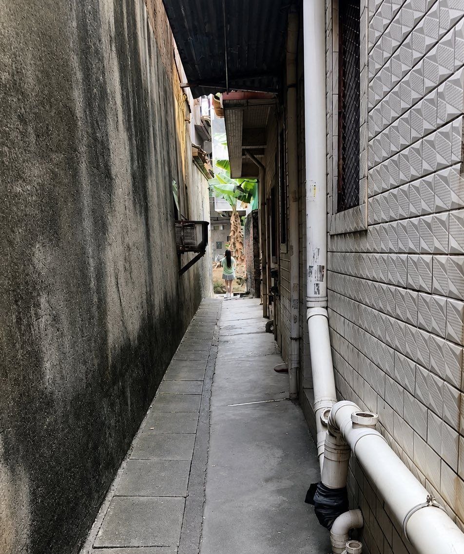 domjorgejr's tweet photo. #福州  福建长乐联村，由于高湖村白天人比较少，准备去长乐村看看原来玩的地方。到大竹面馆那位置主街道，看见两个年轻的小妹估计20岁，御姐声萝莉音，还有一个挺冷淡的脸，还有凶比较小，不是我的菜，没管继续往前走到巷子口进去，，有个白色裙子纹身的妹子凶有点大，100的就直接一点 https://t.co/xTXDiW0Vk9