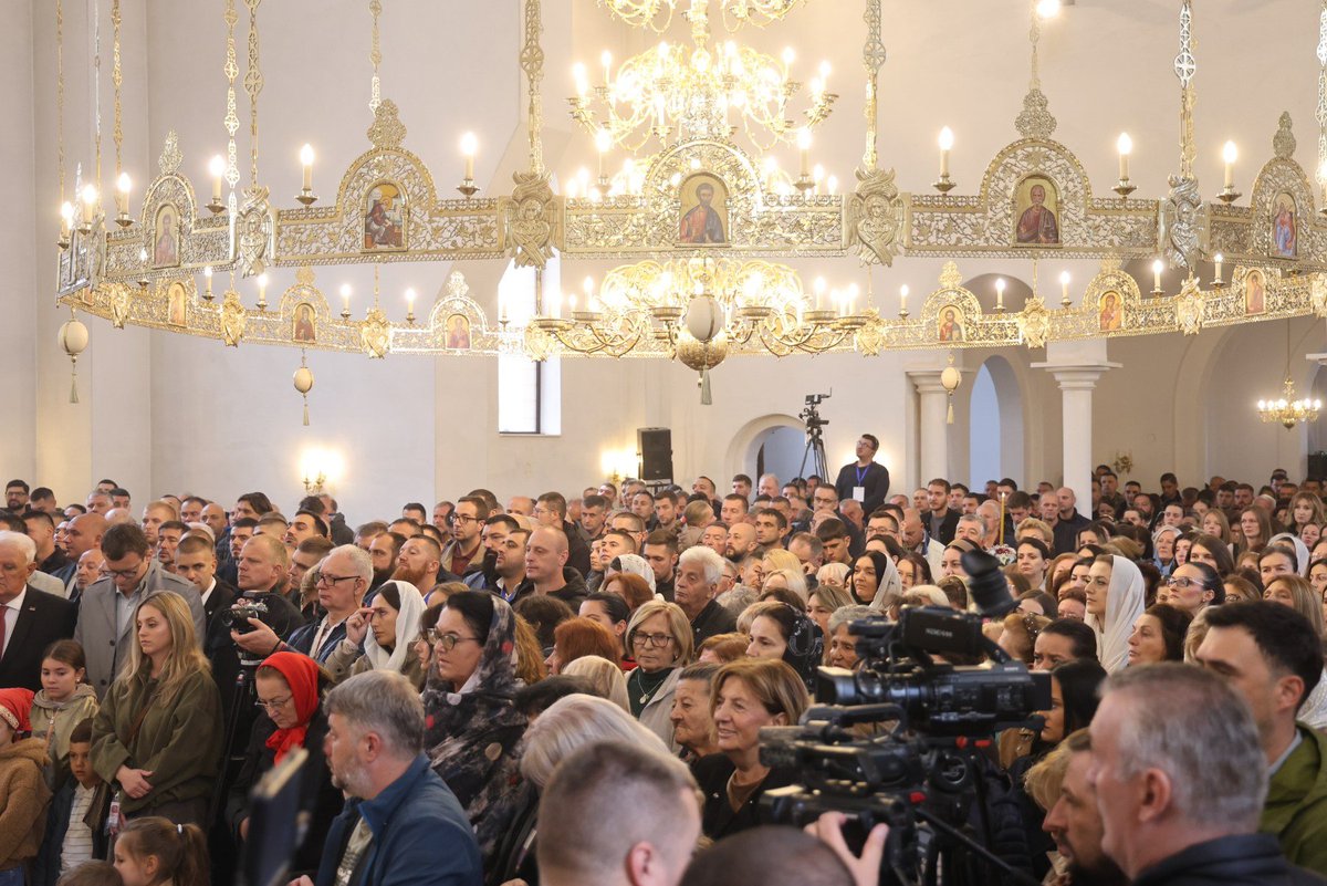SelakG's tweet photo. Освећење спомен-цркве Светог архангела Гаврила у Палама, уз благослов и присуство Његове светости патријарха српског Порфирија, велики је дан за наш народ и нашу Цркву.

Српска православна црква је увијек дијелила судбину српског народа. Била је уз народ у временима страдања и неизвјесности, чувала његову вјеру и идентитет и давала му снагу да опстане. Црква је неодвојиви дио нашег националног бића.

Нека спомен-црква Светог архангела Гаврила буде на благослов Палама и свим људима који ће у њој налазити мир, утјеху и снагу.