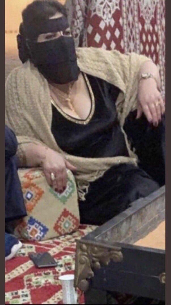 s2ury1's tweet photo. ابي كبيره شطيها تختض بسوق مع محارمها  اللي حريمه مفشلينه بعبابتهم وسيعه وعبايه راس من كبر شطايها ماتسترها  وجذي اجسامهم فاضحته وتعبت منهم وينه والفصوع تتعمد تشد العبايه على مكوتها وتخلي ذنبتها تختض وتقوم عيوره كل من يشوفها ولما ترحع البيت مفرق شطيها معرق من المحنه تجي خاص https://t.co/buCyVFKIdG