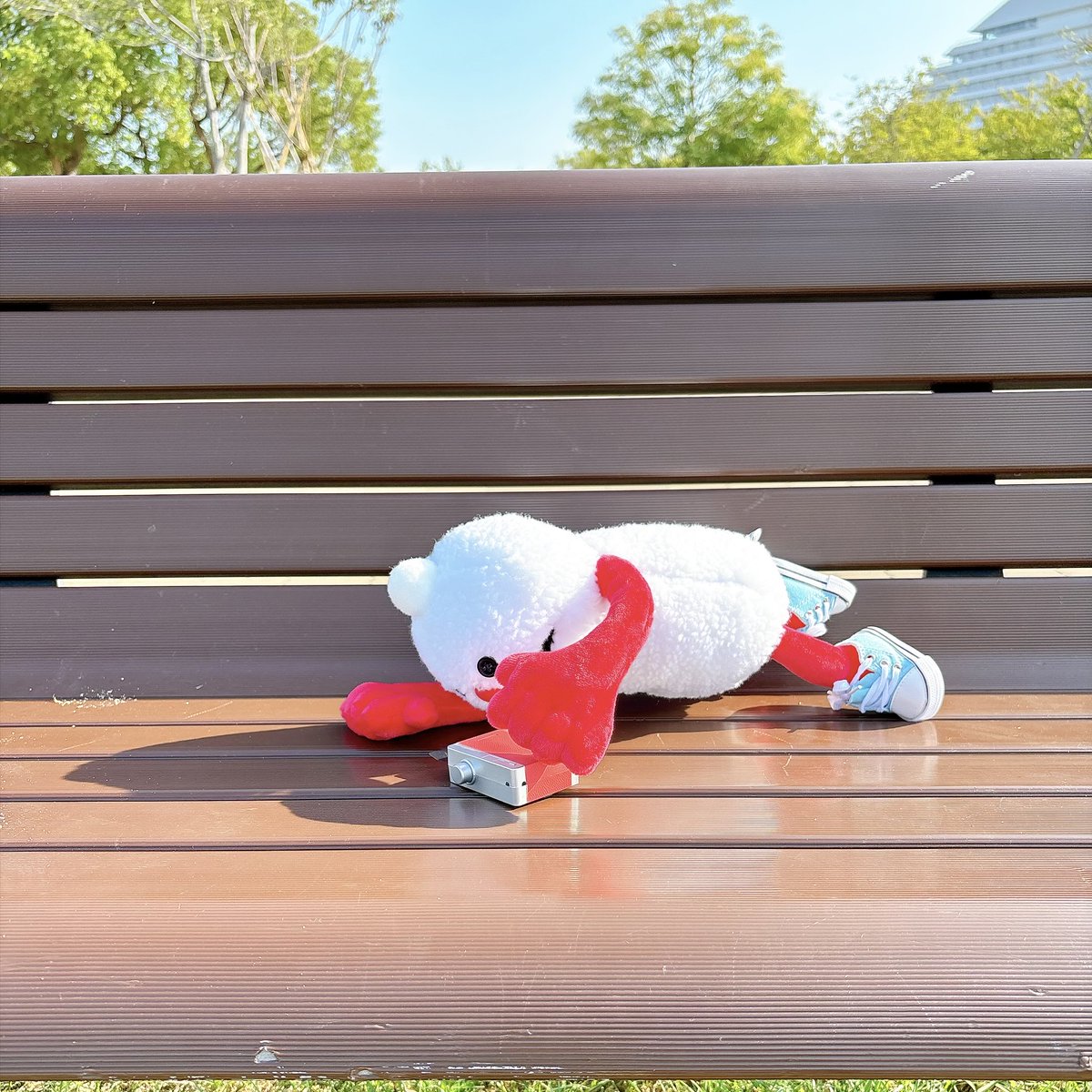 nksn0202's tweet photo. パシャリ📸

おやや、
ノンノン何してるの?

…って思ったら🤭
ベンチの下にスンスン!!😂

「やあ╭👀╮✨⁠」

#パペットスンスン #スンスン #ノンノン https://t.co/jBHGLcIUQc