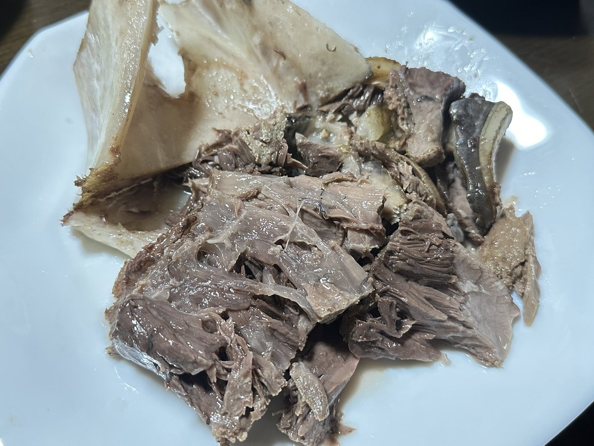 shiragiku3's tweet photo. 酒は白菊。何にでも合う酒。

ブロックから切り出した刺身は大トロにも引けをとらない脂の乗り。

明治ごぼうと鶏のクリームコロッケ。切った時点でごぼうの香りが漂う。ホワイトソースと合うぜ。

残りのブロックはグリルでじっくり焼いた。そこにポン酢がけ。
ホロホロの身にコラーゲンと脂たっぷり https://t.co/GTpiDByy1o
