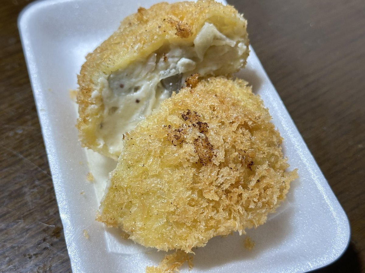 shiragiku3's tweet photo. 酒は白菊。何にでも合う酒。

ブロックから切り出した刺身は大トロにも引けをとらない脂の乗り。

明治ごぼうと鶏のクリームコロッケ。切った時点でごぼうの香りが漂う。ホワイトソースと合うぜ。

残りのブロックはグリルでじっくり焼いた。そこにポン酢がけ。
ホロホロの身にコラーゲンと脂たっぷり https://t.co/GTpiDByy1o