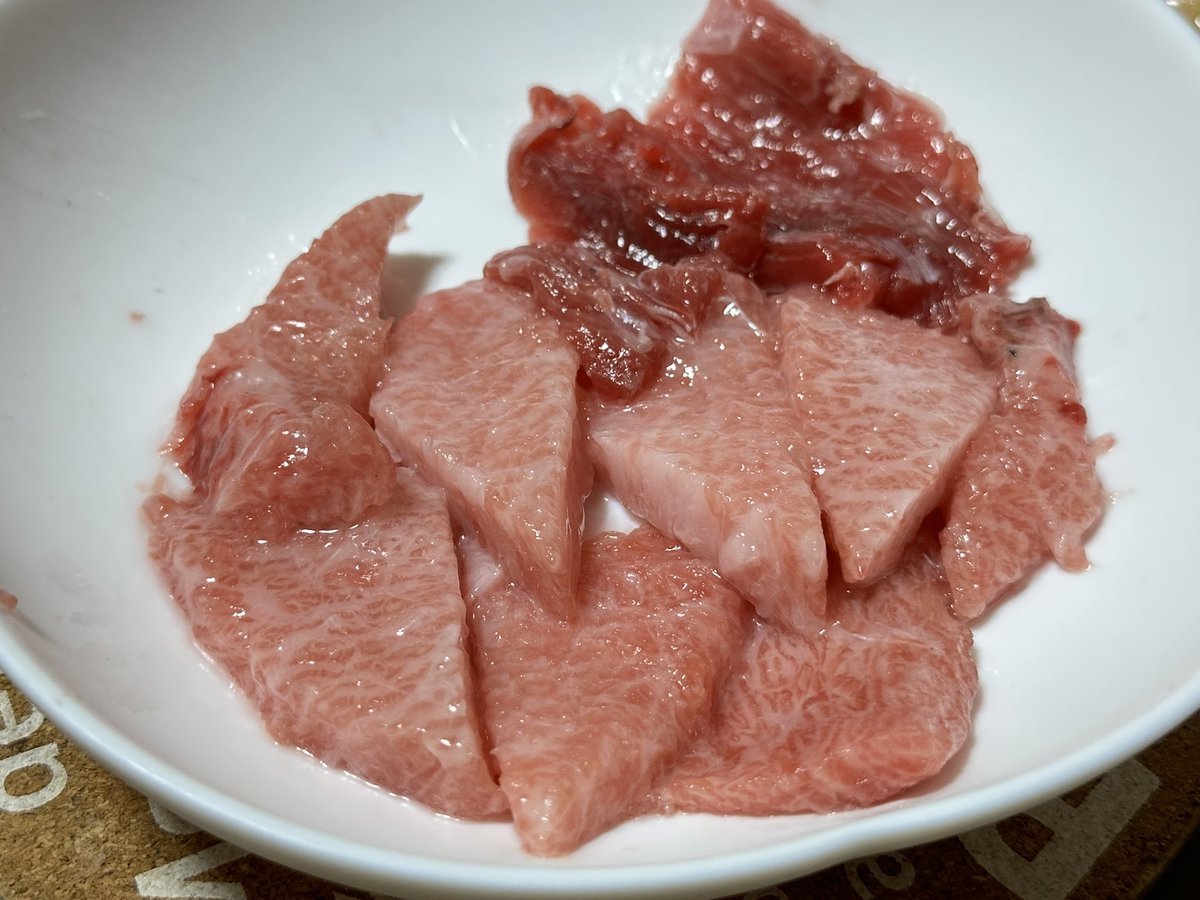 shiragiku3's tweet photo. 酒は白菊。何にでも合う酒。

ブロックから切り出した刺身は大トロにも引けをとらない脂の乗り。

明治ごぼうと鶏のクリームコロッケ。切った時点でごぼうの香りが漂う。ホワイトソースと合うぜ。

残りのブロックはグリルでじっくり焼いた。そこにポン酢がけ。
ホロホロの身にコラーゲンと脂たっぷり https://t.co/GTpiDByy1o