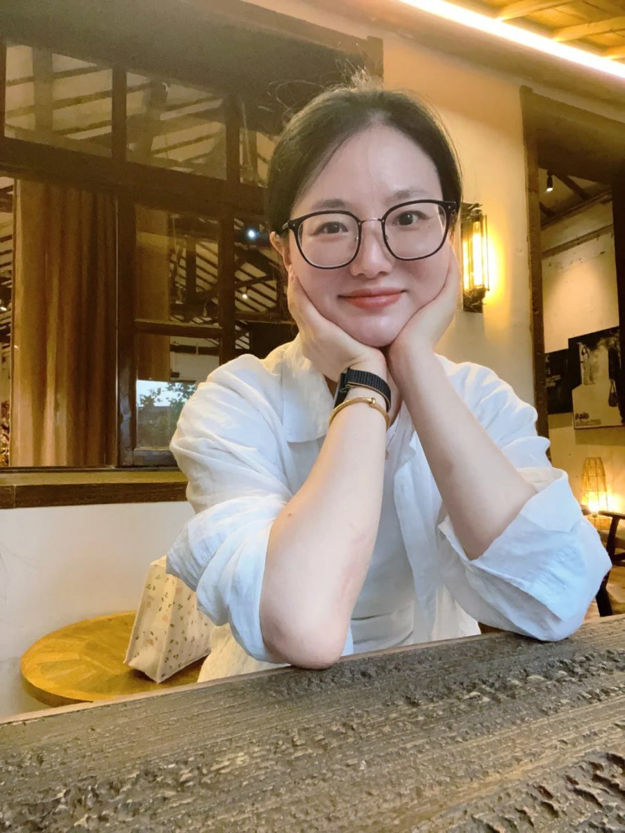 RadhaJi122444's tweet photo. 第一次在x上发自拍照，就有挺多人私聊我的，难道我这个年纪的女人在这里比较吃香？哈哈 https://t.co/IOSEj5Yryn