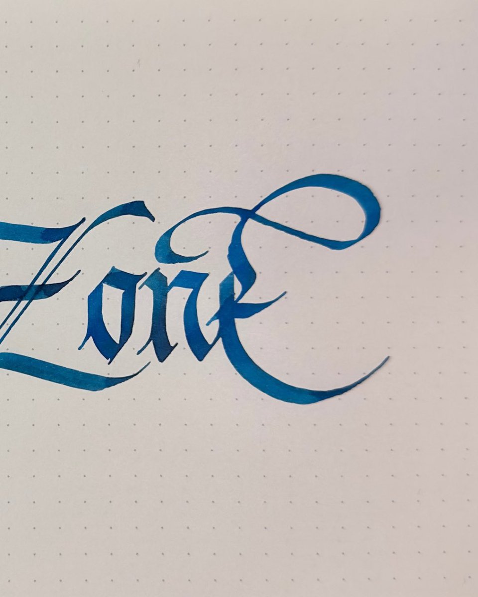 ArtUmut8's tweet photo. Schwarz und Blau: Eine Fraktur, die im Kontrast verschmilzt. ✍️ Wer liebt Kalligrafie? 

#Schriftkunst #calligraphy #fraktur #blackletter #twitch https://t.co/5SnyUAmGxe