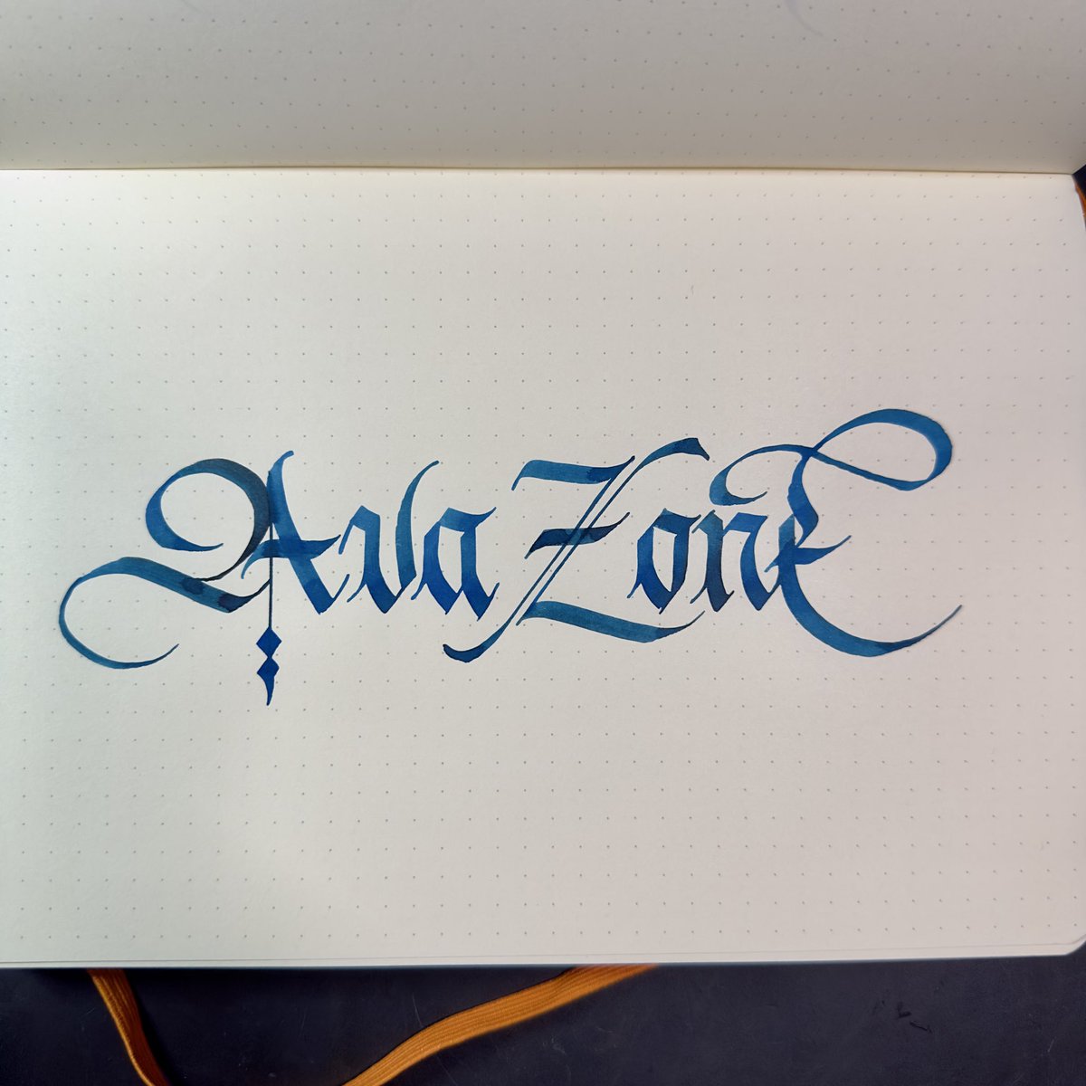 ArtUmut8's tweet photo. Schwarz und Blau: Eine Fraktur, die im Kontrast verschmilzt. ✍️ Wer liebt Kalligrafie? 

#Schriftkunst #calligraphy #fraktur #blackletter #twitch https://t.co/5SnyUAmGxe