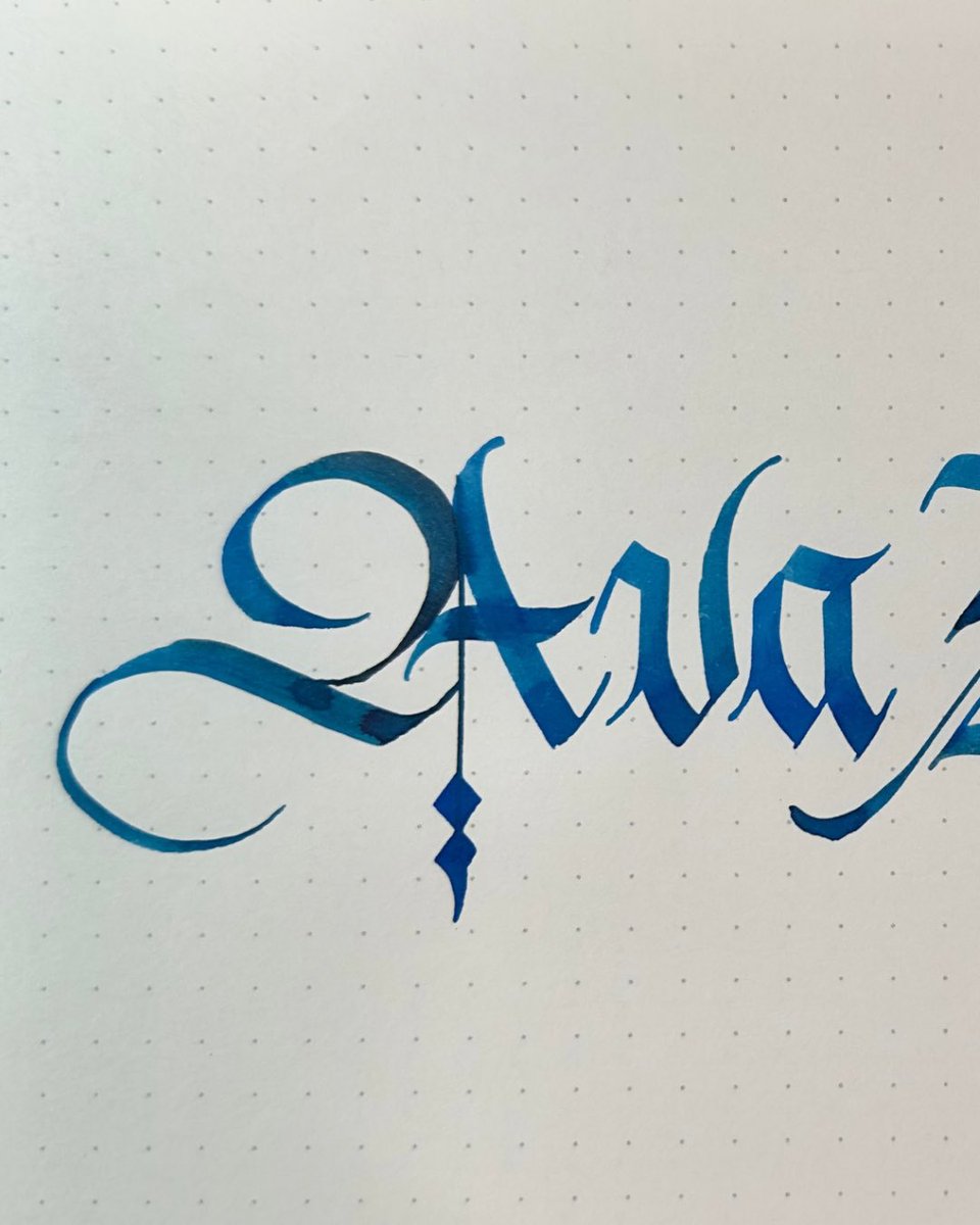 ArtUmut8's tweet photo. Schwarz und Blau: Eine Fraktur, die im Kontrast verschmilzt. ✍️ Wer liebt Kalligrafie? 

#Schriftkunst #calligraphy #fraktur #blackletter #twitch https://t.co/5SnyUAmGxe
