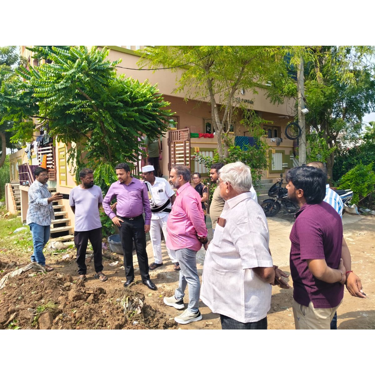 elurumc's tweet photo. JC 'MJ.Abhishek Gowda' sir and Commissioner 'A. Bhanu Pratap' sir inspected the rain-stagnated areas at Balaji Nagar,Chataparru Road.The officials are taking prompt action to deliver a permanent solution to long-standing waterlogging issue faced by residents during heavy rains. https://t.co/i5W4JDvBnl