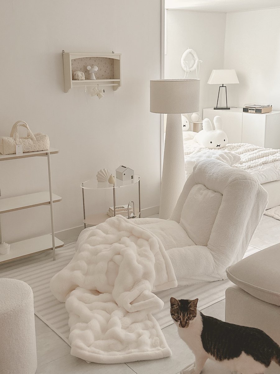 GaylordStorv's tweet photo. Product provided_ This long winter feels especially endless. This is my favorite chair lately. My boyfriend and cats occupy it most of the time, though. It’s more comfortable than any sofa or bed, and gently wraps around your body. Could this be https://t.co/aChFNWmgfH