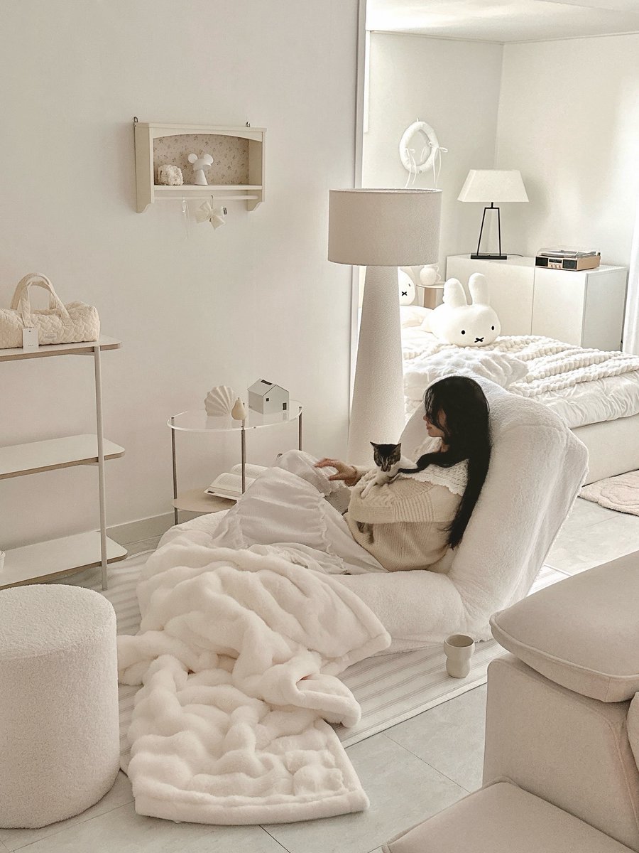 GaylordStorv's tweet photo. Product provided_ This long winter feels especially endless. This is my favorite chair lately. My boyfriend and cats occupy it most of the time, though. It’s more comfortable than any sofa or bed, and gently wraps around your body. Could this be https://t.co/aChFNWmgfH