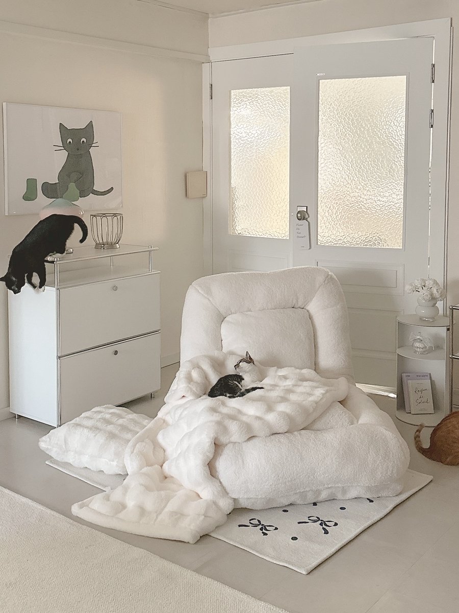 GaylordStorv's tweet photo. Product provided_ This long winter feels especially endless. This is my favorite chair lately. My boyfriend and cats occupy it most of the time, though. It’s more comfortable than any sofa or bed, and gently wraps around your body. Could this be https://t.co/aChFNWmgfH