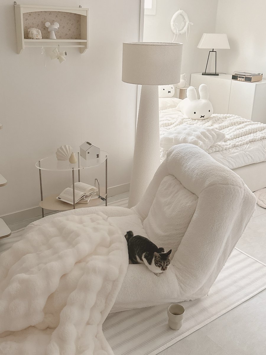 GaylordStorv's tweet photo. Product provided_ This long winter feels especially endless. This is my favorite chair lately. My boyfriend and cats occupy it most of the time, though. It’s more comfortable than any sofa or bed, and gently wraps around your body. Could this be https://t.co/aChFNWmgfH