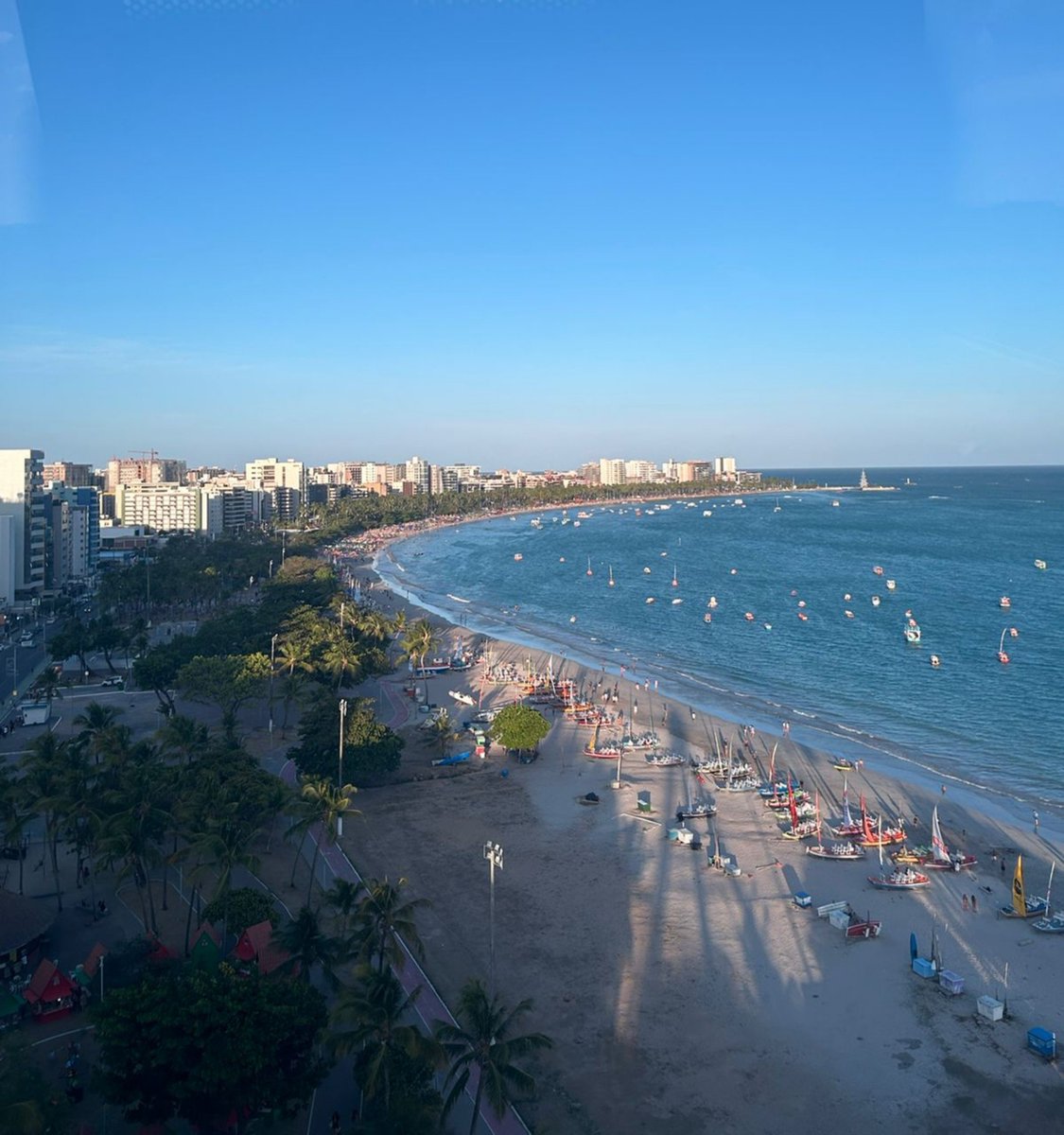 Pokedaimon's tweet photo. Pior que certos tons de azul só existem em Maceió mesmo https://t.co/i4FLGPNA5K